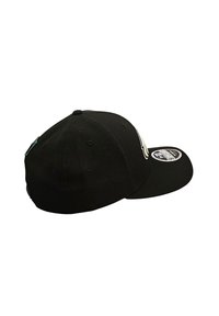 Schwarze Baseballmütze mit gebogenem Schirm, ausgestattet mit einem metallischen Logoakzent auf der linken Vorderseite und einem Markenaufkleber auf der Unterseite des Schirms.