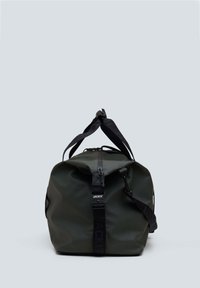 Borsa a duffel verde impermeabile con chiusura a zip, spallacci regolabili e un logo nero ben visibile. Texture liscia e opaca con design minimale.