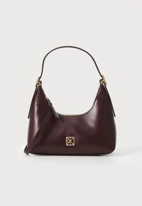 Borsa a mano in pelle bordeaux con silhouette curva, dettagli in metallo dorato, manico corto e chiusura con cerniera in alto.