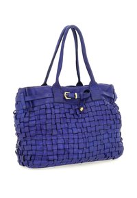 Borsa a mano in pelle intrecciata viola con due manici robusti, dettaglio con fibbia color oro e finitura testurizzata.