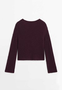 Ciemnobordowy dziergany sweter o krótkim fasonie, z długimi rękawami i okrągłym dekoltem. Wykonany z teksturowanej, prążkowanej tkaniny.