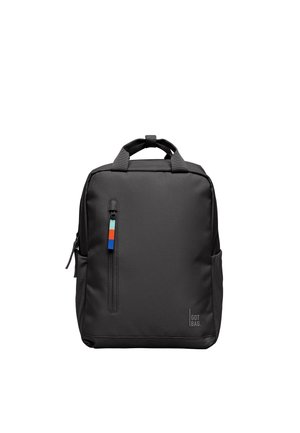 Sac à dos rectangulaire noir avec poignée supérieure, poche avant zippée verticale avec tirette multicolore, et logo "GOT BAG" en bas à droite.