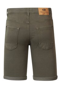 Pantalones cortos de mezclilla verde oliva con una etiqueta de cuero visible en la parte trasera, dos bolsillos traseros y dobladillos enrollados. Textura suave y ajuste entallado.