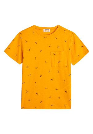 Camiseta de algodón amarilla con mangas cortas, que presenta un bolsillo y un patrón de siluetas de micrófono negro en toda la prenda.