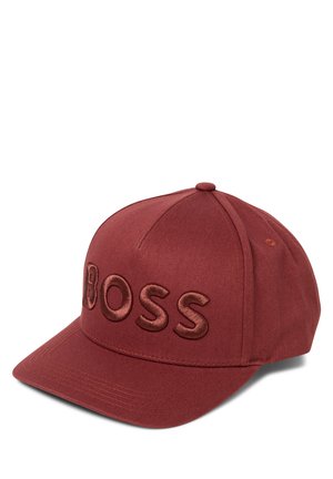 Roter Hut aus strukturiertem Stoff mit gesticktem "BOSS"-Logo in passender Farbe. Sechsteiliger Schnitt mit gebogenem Schirm.