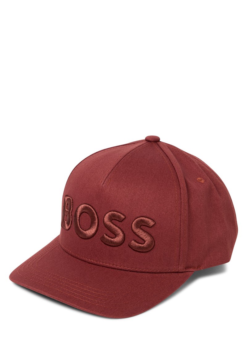 Roter Hut aus strukturiertem Stoff mit gesticktem "BOSS"-Logo in passender Farbe. Sechsteiliger Schnitt mit gebogenem Schirm.