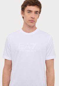 EA7 Emporio Armani T-shirt con stampa - white