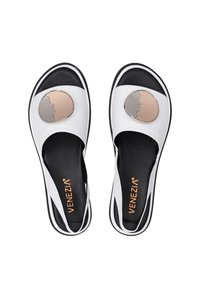 Wei�ße Slipper-Sandalen mit runder Zehenpartie, ausgestattet mit einem silbernen und beigen runden Detail an der Oberseite. Strukturiertes schwarzes Innenfutter.