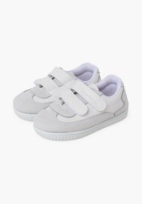 Chaussures gris clair avec une finition en daim, dotées de deux bandes Velcro, d'un col rembourré et d'une semelle en caoutchouc. Design simple, sans motifs ni accents.