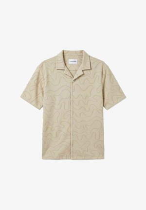 Beige kortermet skjorte med knapper, med abstrakte bølgede linjemønstre og en camp-krage, merket "CISZERE" på innsiden av halslinningen.