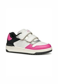 Sneaker in pelle bianca e nera con dettagli rosa, doppie cinghie in Velcro, lato perforato e suola in gomma. Logo Geox in rosa sulla cinghia.