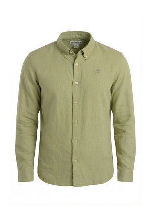 Camisa de manga larga color verde oliva claro con botones, cuello abotonado, logo de Timberland en el pecho y botones visibles en la parte delantera.
