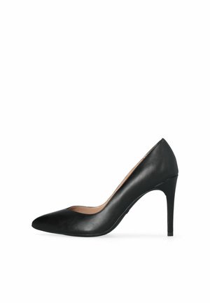 Pump nera in pelle con tacco alto, punta affusolata e tacco a stiletto fine. Texture liscia, design minimalista e interno color nude.
