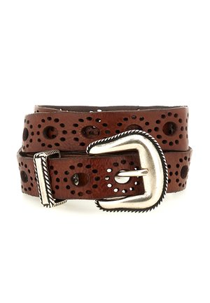 Cintura in pelle marrone con perforazioni circolari e fibbia in metallo argentato curva con bordi intrecciati decorativi, arrotolata su sfondo bianco.