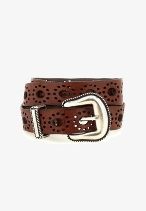 Cintura in pelle marrone con perforazioni circolari e fibbia in metallo argentato curva con bordi intrecciati decorativi, arrotolata su sfondo bianco.