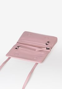 Borsa a tracolla in pelle rosa chiaro con due scomparti con zip, forma piatta e superficie liscia. Spallacci regolabili e design minimalista.