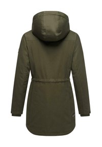 Parka verte avec une capuche, fabriquée à partir d'un tissu texturé, avec une taille cintrée, des manches longues et des poignets élastiques. Pas de fermetures visibles.