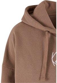 Karl Kani KW-HD031-024-05 KK SMALL SIGNATURE ESSENTIAL OS  - Kapucnis pulóver - taupe