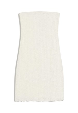 Biała, krótka sukienka bez ramiączek z teksturowanej, marszczonej tkaniny z lekkim, falistym dołem na jednolitym tle.