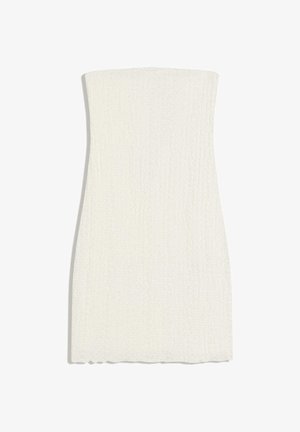 Witte korte strapless jurk met een getextureerde, gekreukte stof en een licht geschulpte zoom op een effen achtergrond.