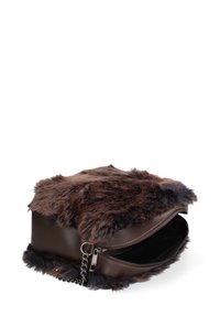 Borsa in ecopelliccia e pelle marrone, con chiusura a zip, tracolla a catena removibile e finitura texture lungo i bordi.