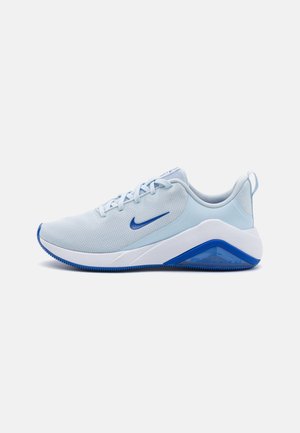Hellblauer Nike Laufschuh mit weißer Zwischensohle, blauem Swoosh-Logo und blauen Sohlenakzenten, seitlich auf weißem Hintergrund gezeigt.