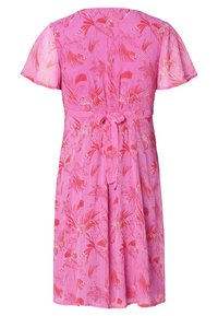 Robe rose en tissu léger, avec manches courtes volantées, taille nouée, et motif floral en nuances de rouge et blanc.