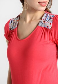 Envie de Fraise Vestito di maglina - coral