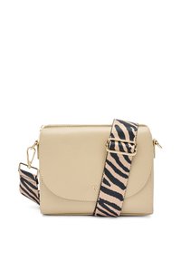 Borsa a tracolla in pelle sintetica beige con una patta curvata, hardware dorato e una tracolla rimovibile con motivo a strisce zebrate nere e beige.
