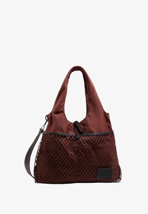 Bolso tote marrón con parte superior de tela y parte inferior de malla. Cuenta con un asa corta y una correa de hombro ajustable. Incluye un detalle con el logo.