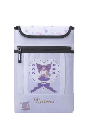 Jasnofioletowy woreczek z czarnym zamkiem i lamówką, ozdobiony postacią kreskówkową Kuromi wewnątrz wszytego serca i kokardki, z tekstem "Kuromi" poniżej.