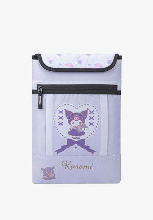 Lichtpaarse pouch met zwarte rits en rand, versierd met cartoonfiguur Kuromi binnen een gestikt hart en een strik, met de tekst "Kuromi" eronder.