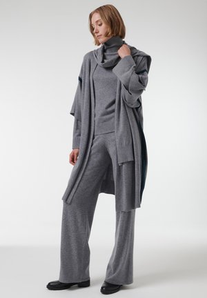 Grijze gebreide outfit met een lange open cardigan, bijpassende coltrui en brede pijpen. Geweven stof met een relaxte pasvorm.