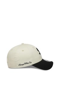 Balts beisbola cepure ar melnu vizieri un melnā krāsā izšūtu uzrakstu "Chicago White Sox". Piedāvā izteiktu logo un sešas ventilācijas atveres.