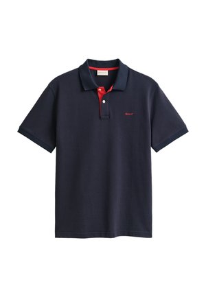 Donkerblauw polohemd met korte mouwen, een rode kraag, een tweeknopenbies en een klein rood geborduurd logo op de borst. Zachte katoenen stof.