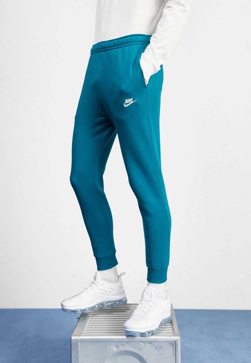 Nike Sportswear CLUB JGGR - Tracksuit bottoms - geode teal/white