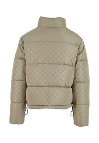 Polstret jakke i lys beige med tonal logopåtryk. Har en høj krave, lynlåslukning i siderne og elastiske manchetter for optimal pasform.