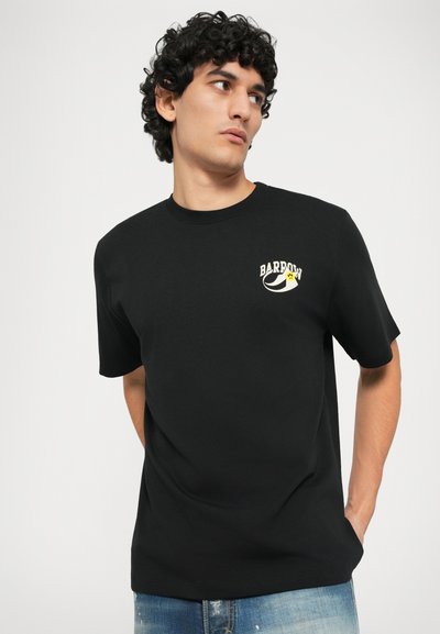 Juodas medvilninis marškinėliai su trumpomis rankovėmis, su krūtinės grafika geltonais ir baltais rašmenimis. Dizainas apima mažą šypsenėlės ikoną.