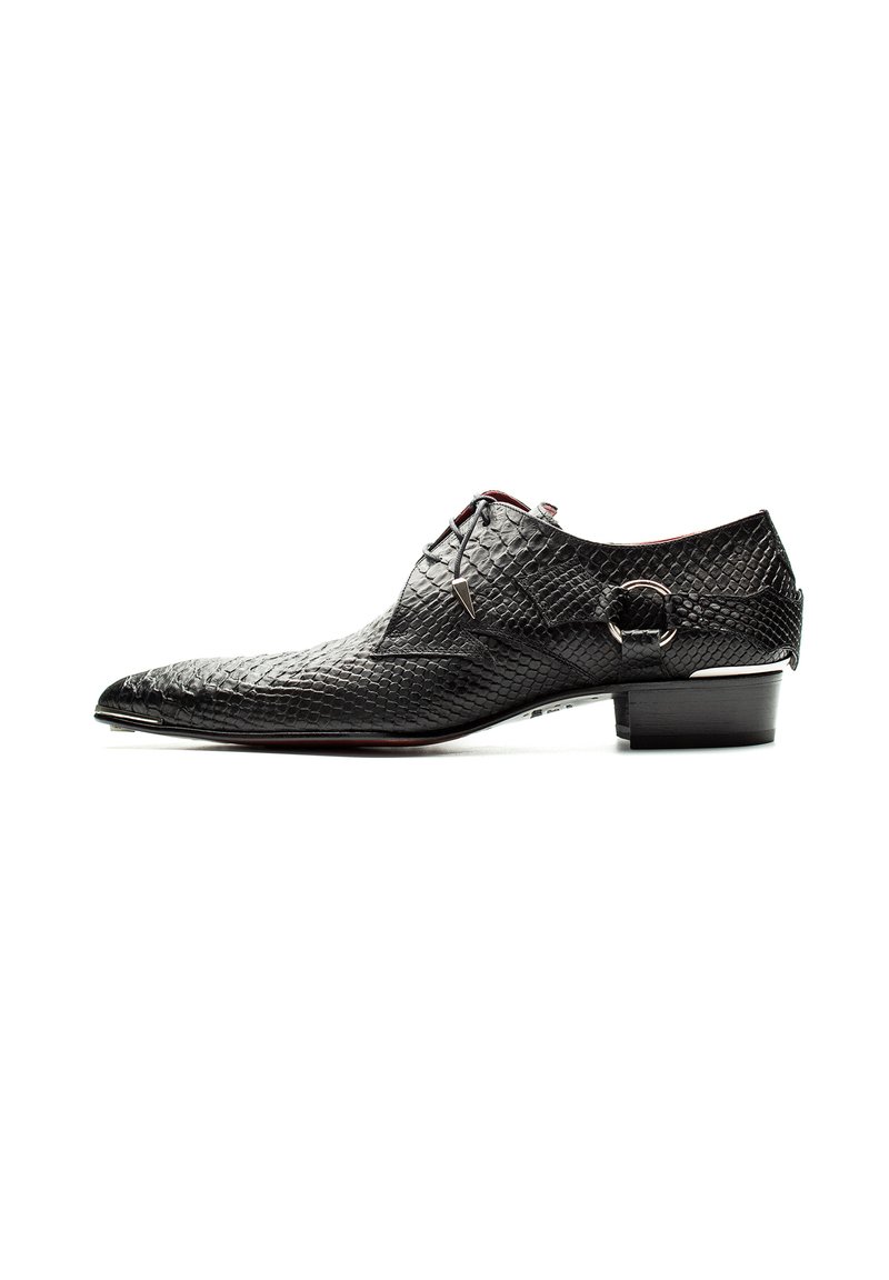 Schwarze, elegante Lederschuhe mit strukturierter Oberfläche und spitzer Zehenform. Verfügt über eine Schnürung und einen kleinen metallischen Akzent an der Seite.