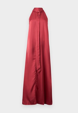Abito in satin rosso con collo a halter e una silhouette lunga e fluida. Presenta un accento legato al colletto e una texture liscia.