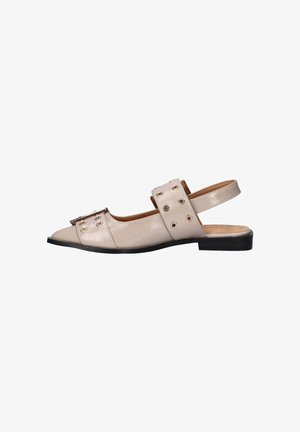 Escarpin à bride arrière en beige clair, avec un bout pointu, un matériau texturé, une large bandoulière avec œillets et un petit talon noir.