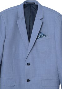 Blazer azzurro chiaro con revers, due bottoni neri e una tasca laterale con un fazzoletto che presenta un motivo blu su sfondo scuro.