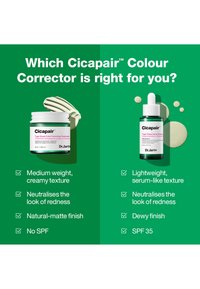 Dwa produkty do pielęgnacji skóry na zielonym tle: słoik z kremową konsystencją oraz butelka z pipetą o konsystencji podobnej do sera.