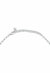 Bracciale in argento sterling con maglie allungate, chiusura a moschettone e un piccolo charm con logo. Finitura lucida con un aspetto elegante.
