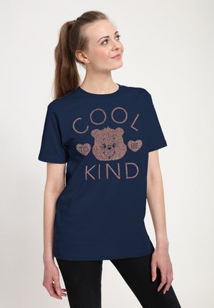 Granatowa bawełniana koszulka z brokatowym nadrukiem misia i napisem "FAJNIE JEST BYĆ MIŁYM" w błyszczących literach oraz okrągłym dekoltem.