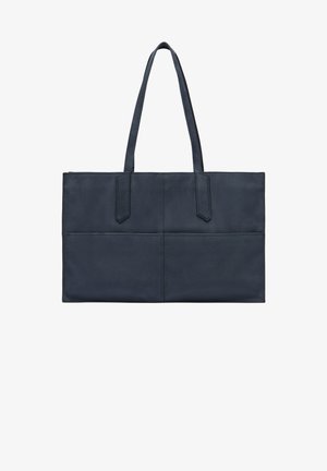 Granatowa skórzana torba typu tote z dwoma płaskimi uchwytami, prostokątnym kształtem i czterema poziomymi sekcjami. Gładka faktura z minimalną ilością przeszyć.