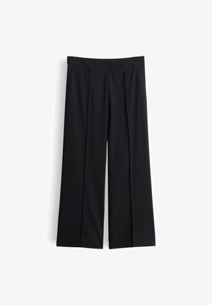 Schwarze, weit geschnittene Hose aus glattem Stoff. Verfügt über einen flachen Bund mit Falten und seitliche Taschen, die eine entspannte Passform bieten.