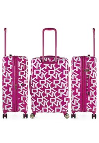 Tres piezas de equipaje hechas de plástico duro, con un fondo rosa y grandes letras blancas. Cada una tiene un mango retráctil y ruedas.