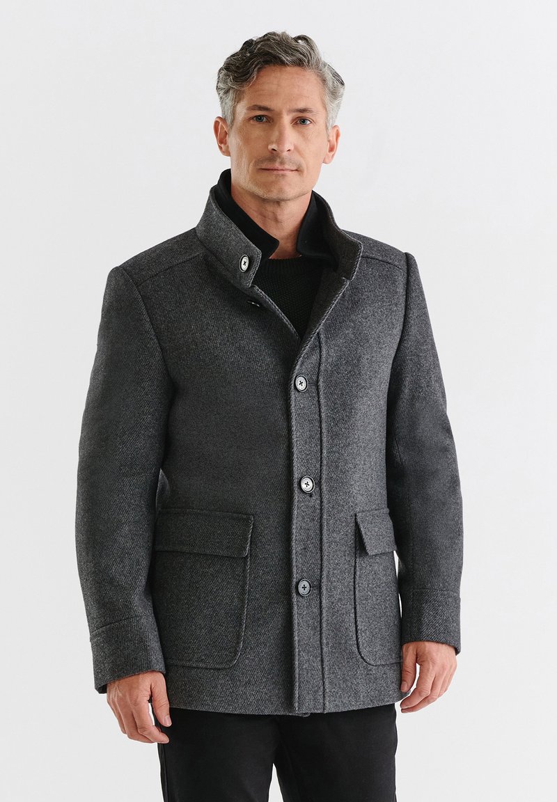 Szary płaszcz z mieszanki wełny z wysokim kołnierzem, kieszeniami z przodu i zapięciem na guziki. Posiada fakturowaną powierzchnię i dopasowany krój.
