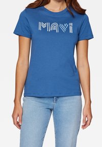 Modrá bavlněná tričko s krátkým rukávem, na kterém jsou bíle vytištěné texty "MAYI" v různých stylech čar. Klasický kulatý výstřih, ležérní střih.
